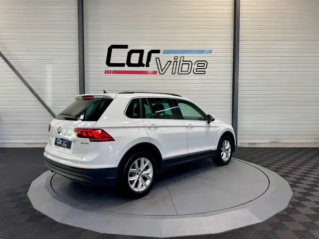 Volkswagen Tiguan view 4
