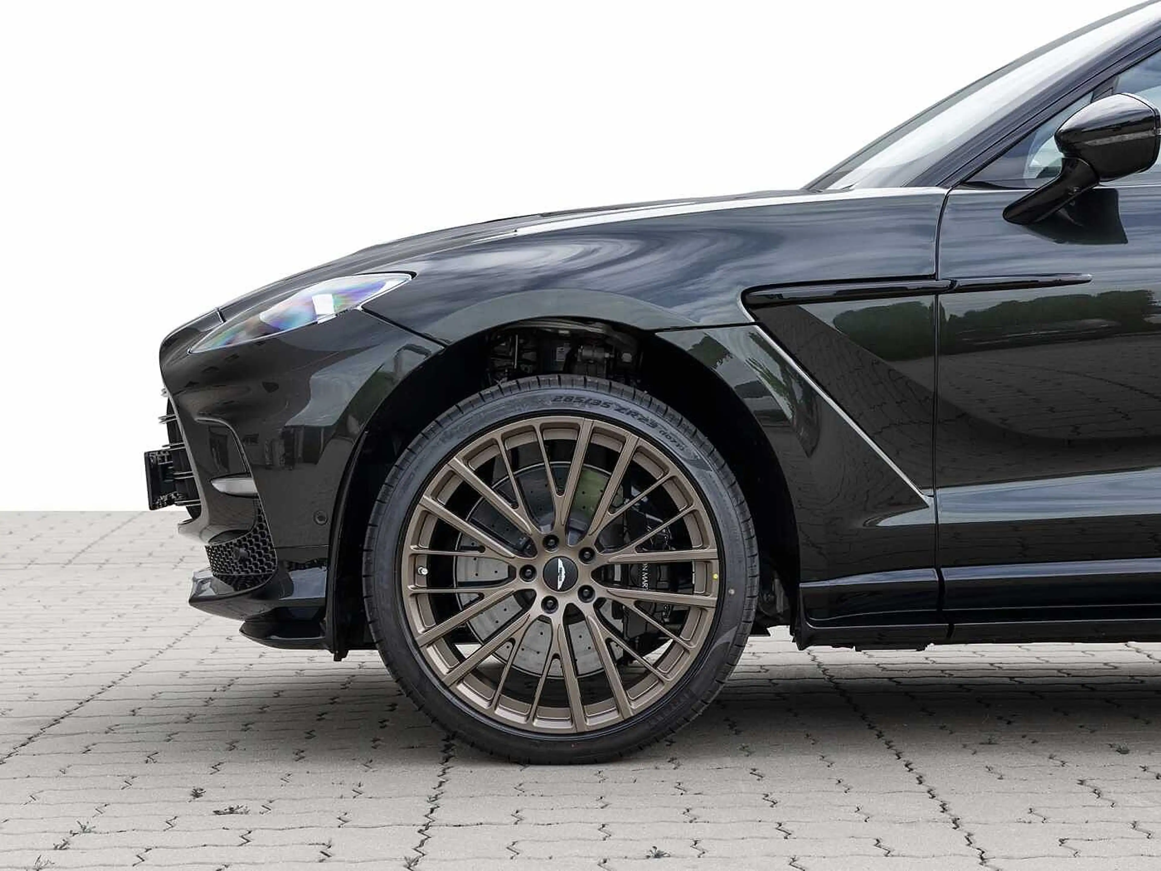 Aston Martin DBX 707 - Minotaur Green - — photo 14