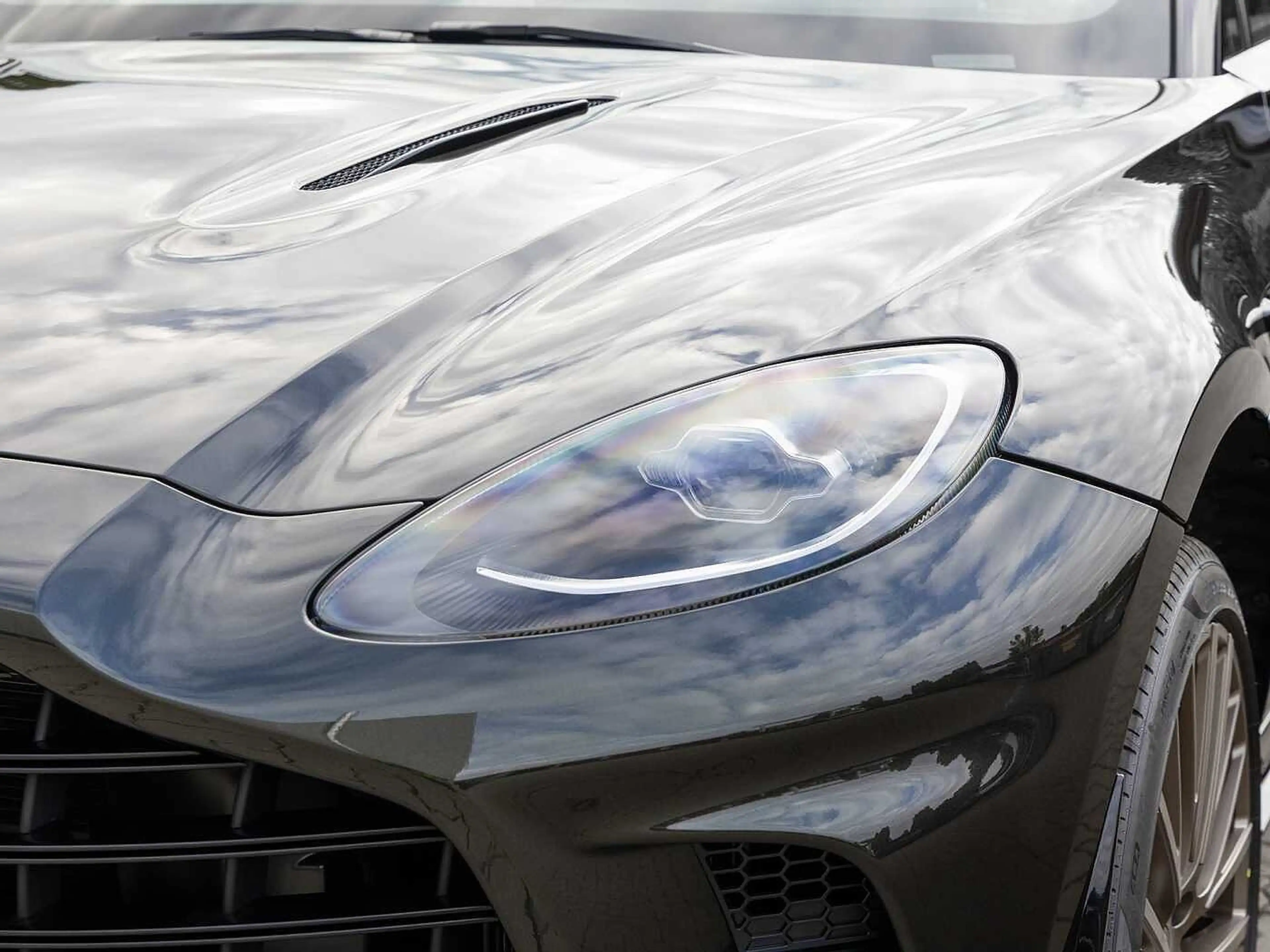 Aston Martin DBX 707 - Minotaur Green - — photo 10