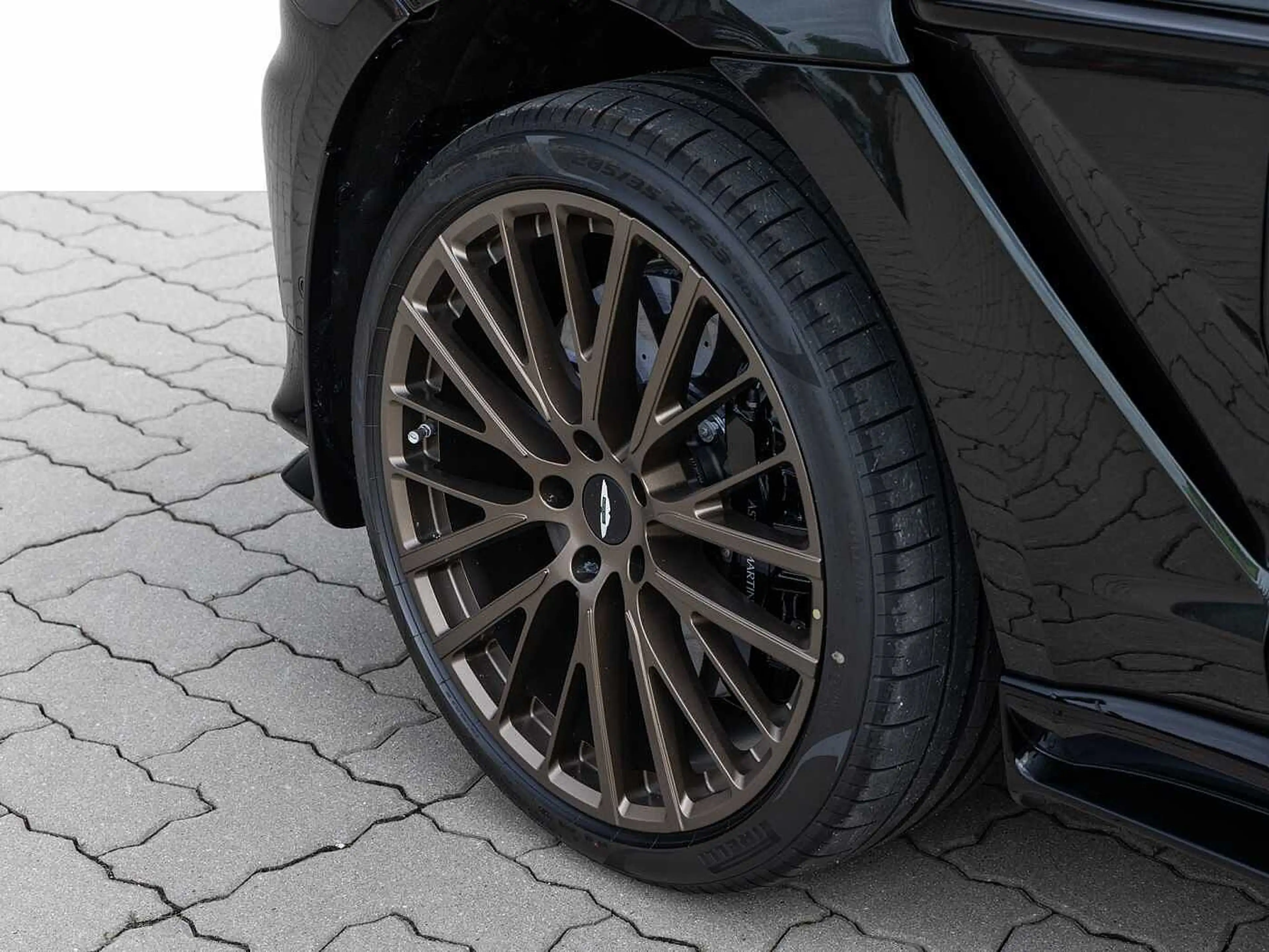 Aston Martin DBX 707 - Minotaur Green - — photo 13