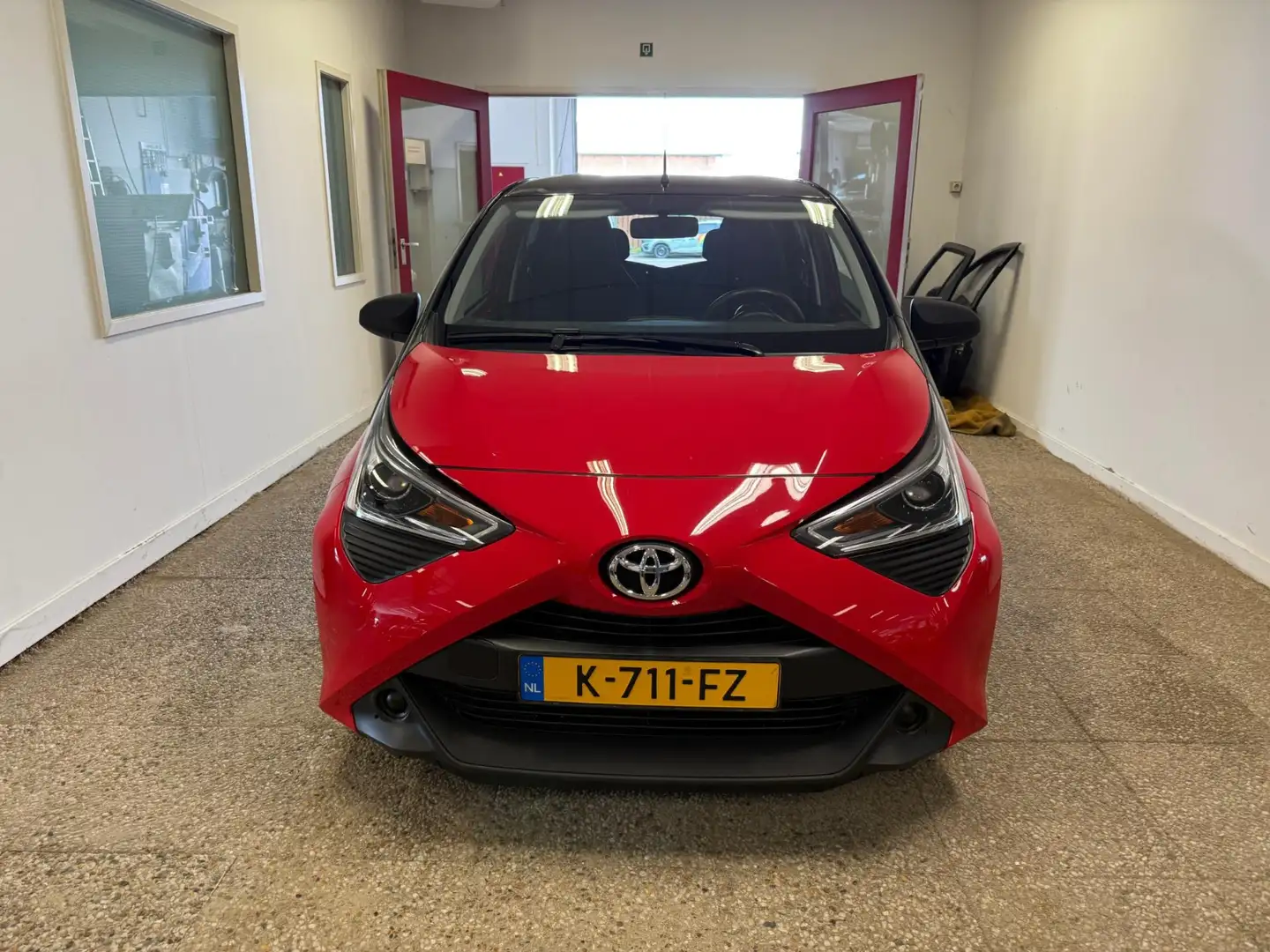 Toyota Aygo 1.0 VVT-i x-fun | Red & Black | 1e eigenaar Rood - 2