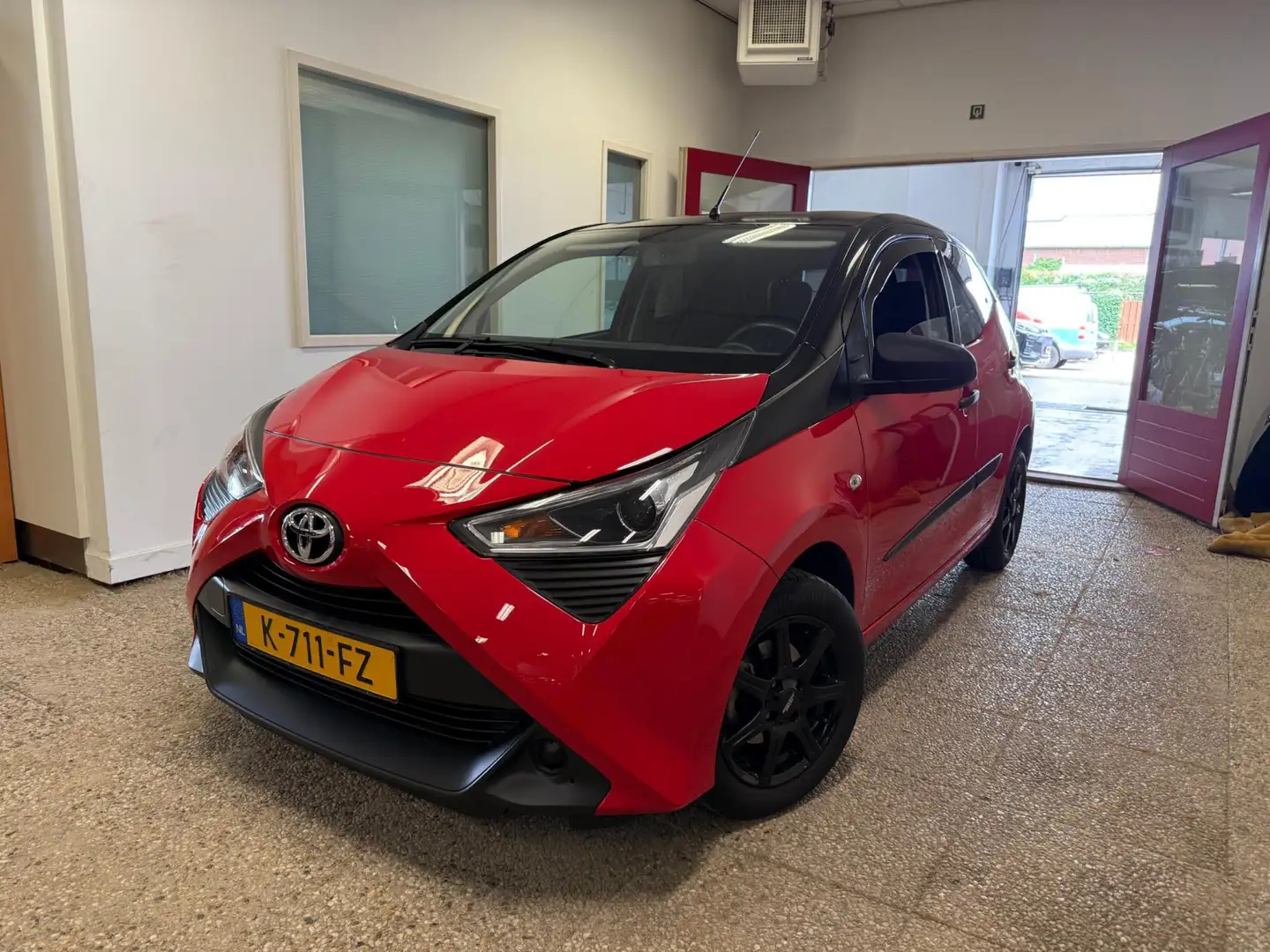 Toyota Aygo 1.0 VVT-i x-fun | Red & Black | 1e eigenaar Rood - 1