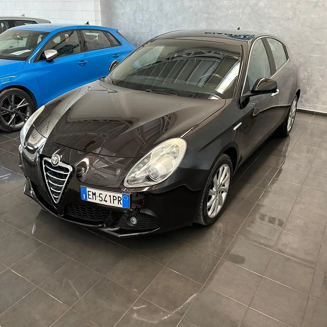 Alfa Romeo Giulietta 1.4 Turbo MultiAir Distinctive Nero - 2