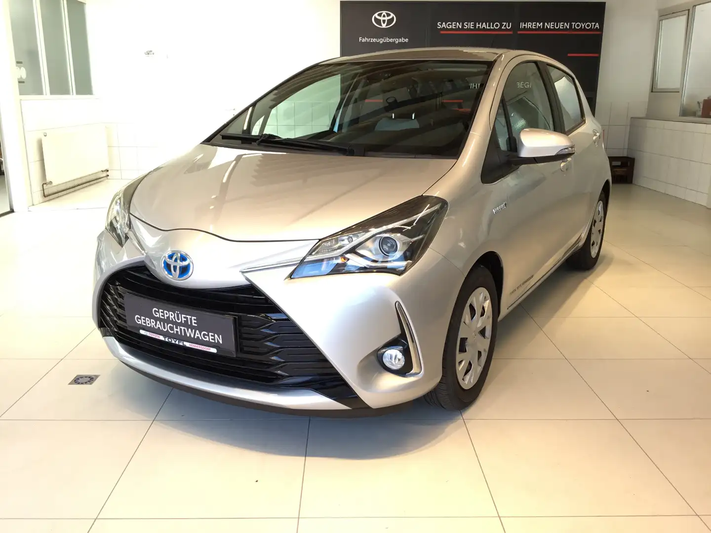 Toyota Yaris Yaris 1,5 VVT-i Hybrid Active Silber - 1