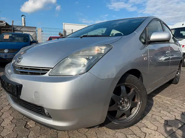 Toyota Prius 1.5-l_VVT-i Automatik,Klima,Navi,Kamera