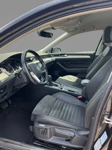 Volkswagen Passat view 5