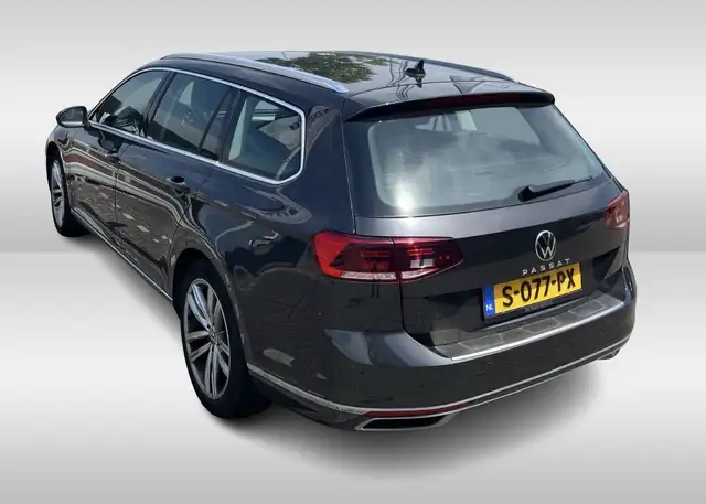 Volkswagen Passat view 4