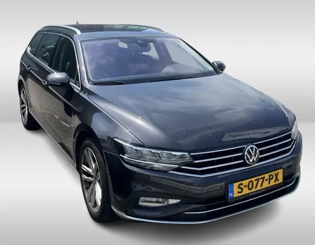 Volkswagen Passat view 3