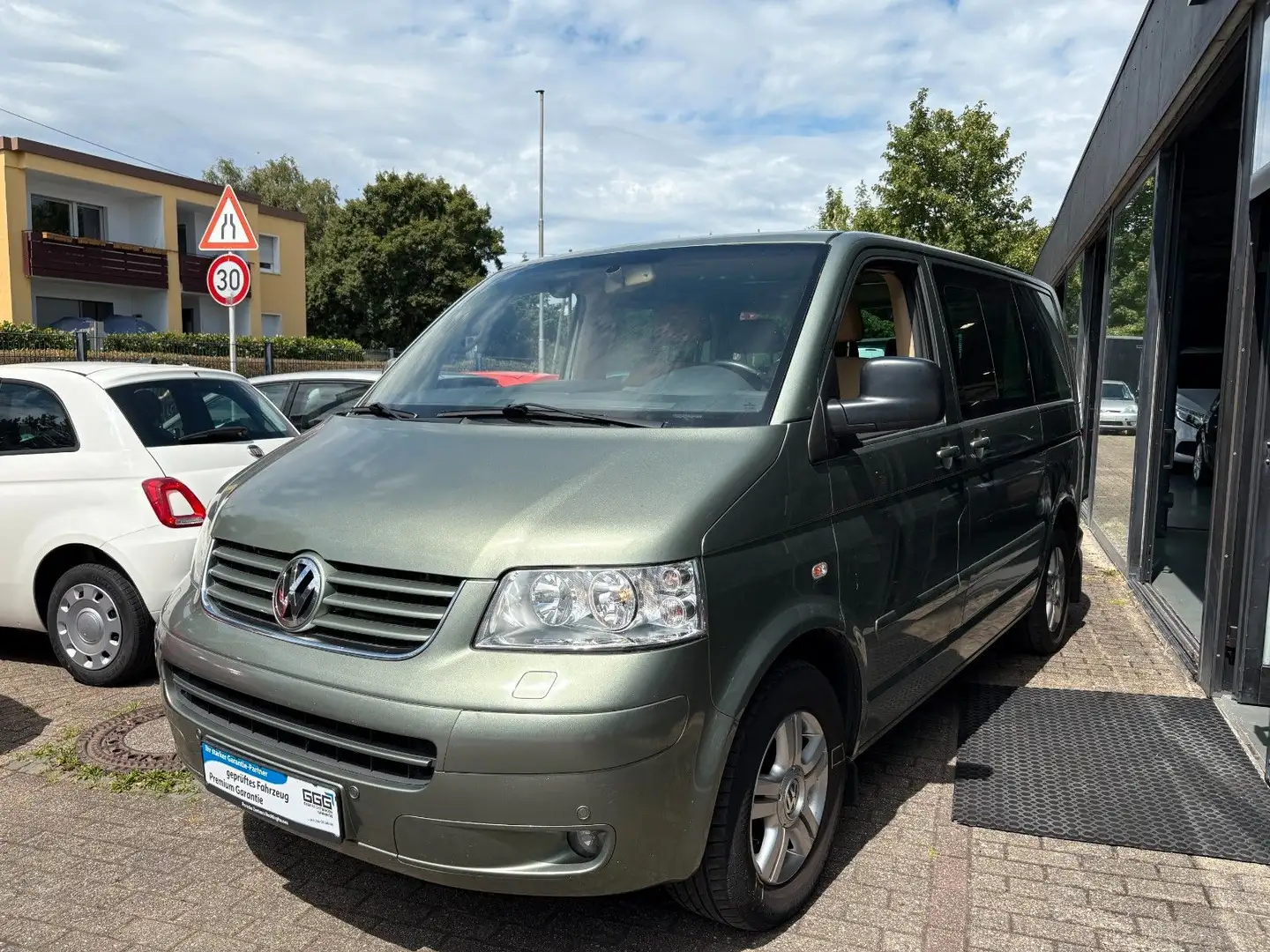 Volkswagen T5 Transporter Bus Multivan Highline Grün - 2