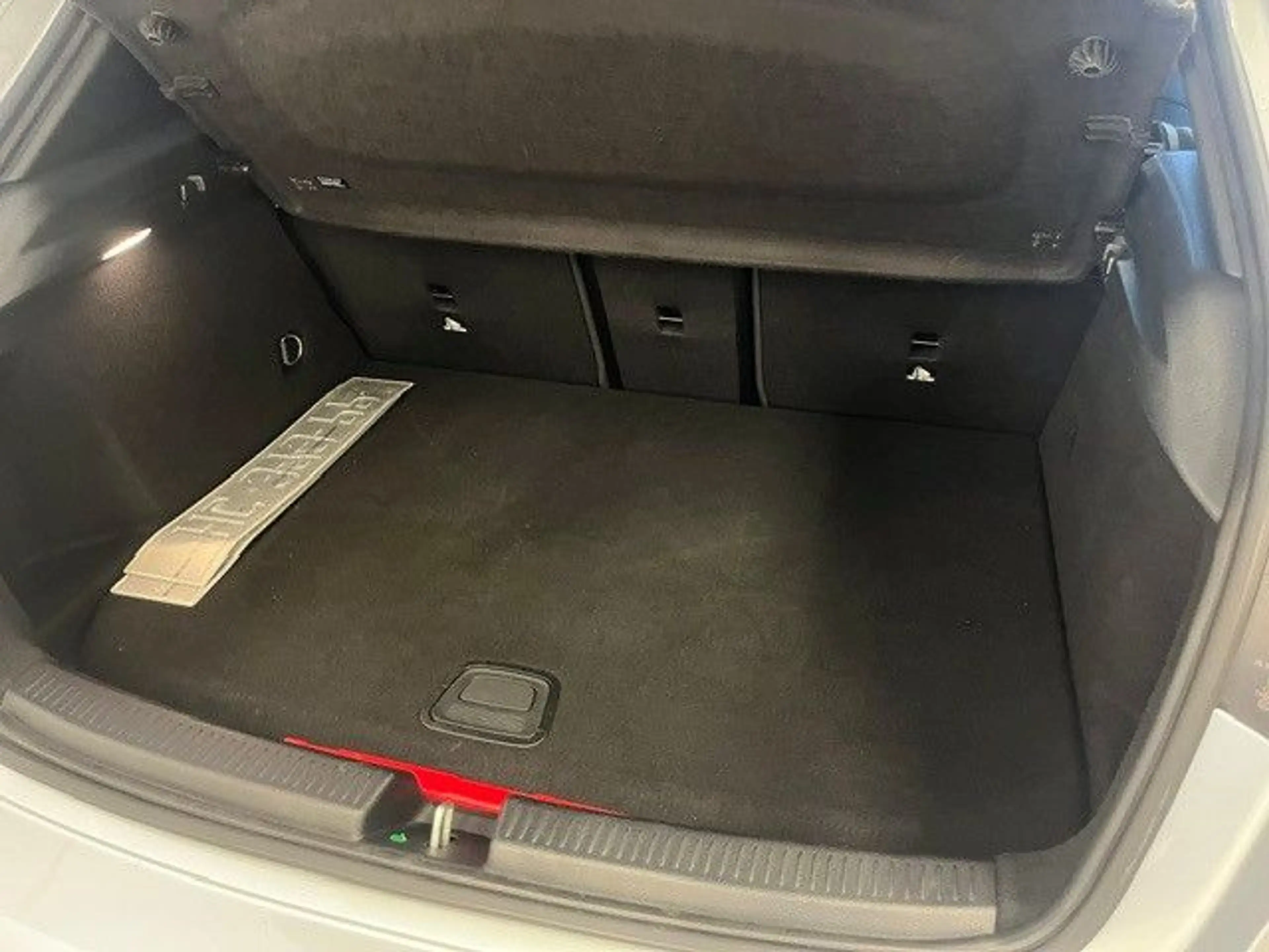 Mercedes-Benz A 250 e AMG-Line Panorama Distronic Keyless Go — photo 8
