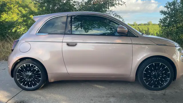 Fiat 500e 42 kWh La Prima 4 voitures 2 rose gold et 1 noir Cabrio et 1 Rose gold berline Prix TVAC garantie possible jusque 2032