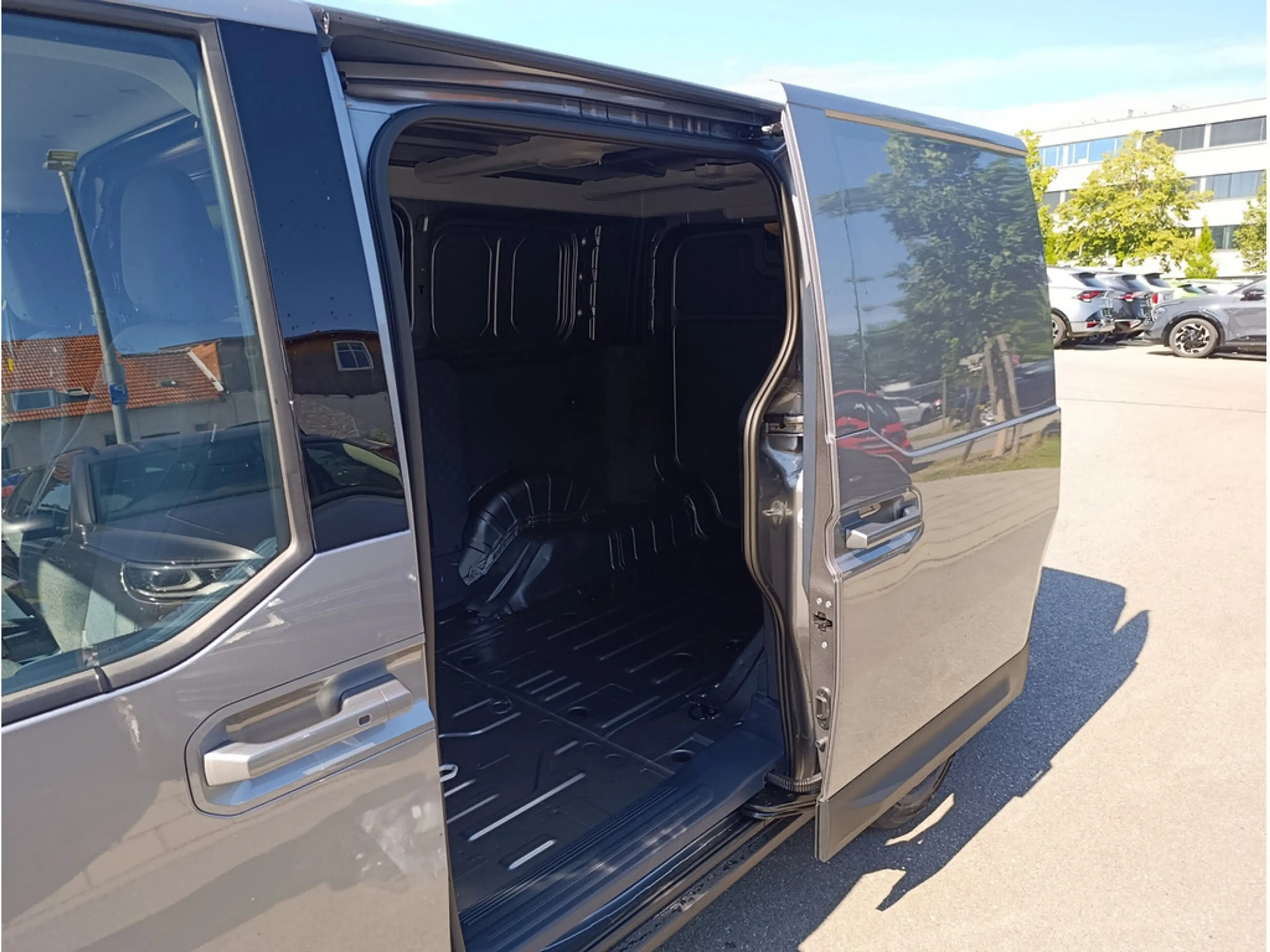 Kia PV5 Cargo Plus L2H1 71,2 kWh 4T — photo 15