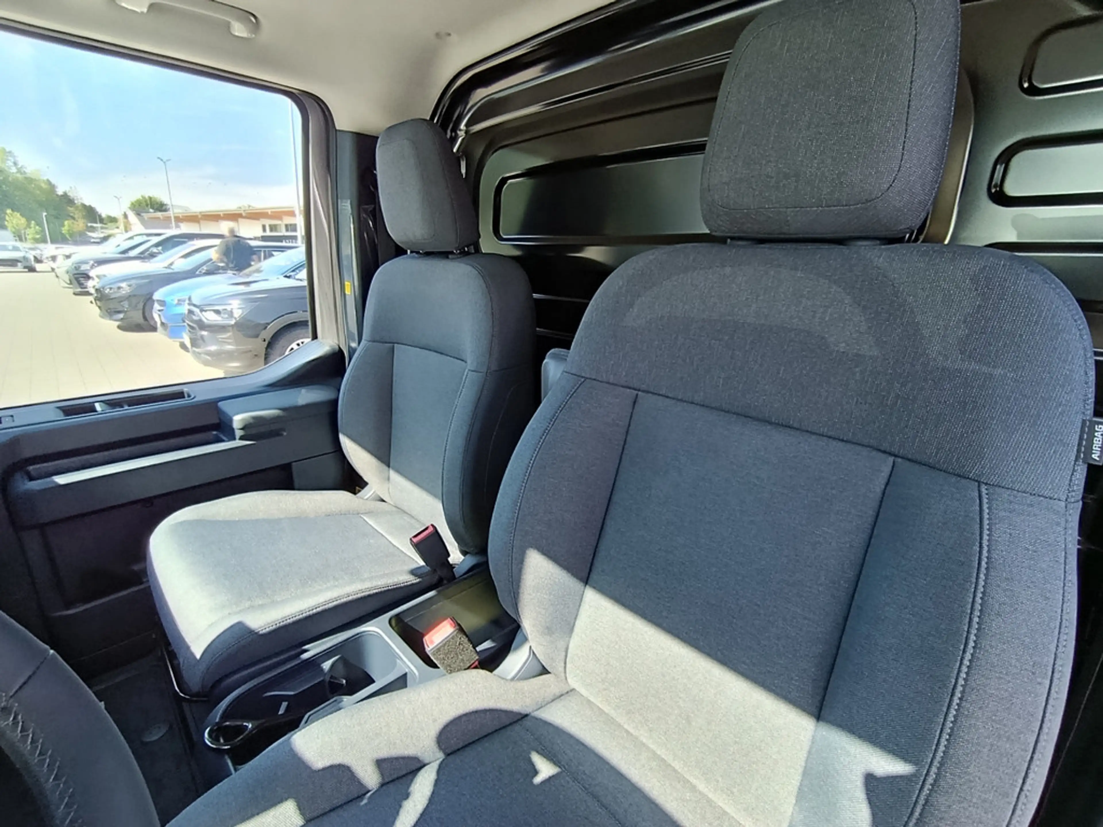 Kia PV5 Cargo Plus L2H1 71,2 kWh 4T — photo 7