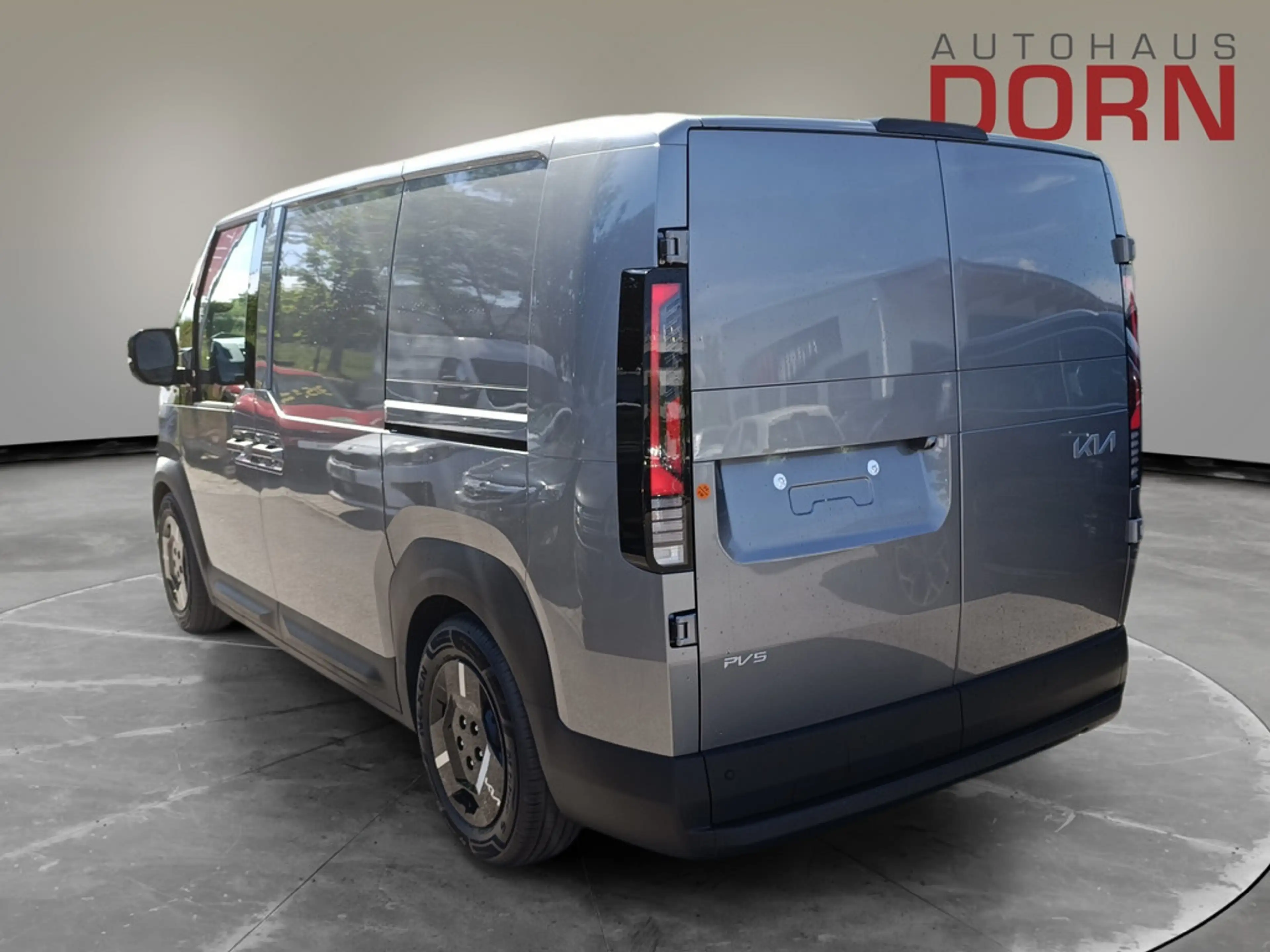 Kia PV5 Cargo Plus L2H1 71,2 kWh 4T — photo 3