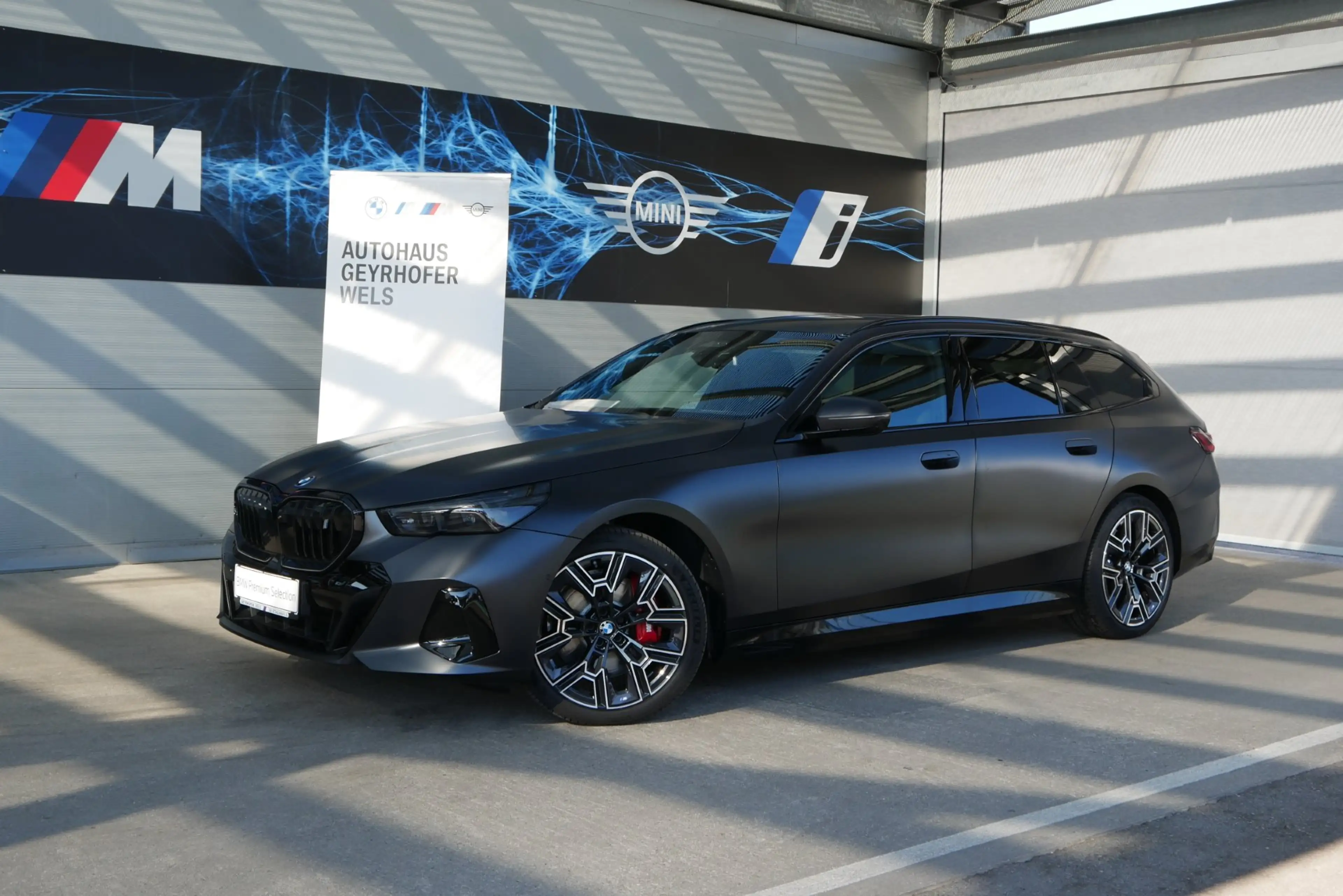 BMW i5 xDrive40 83,9kWh M-Paket Pro/AHK/Innovationspaket/Sitzlüftung/Bower&Wilkins/360°/Comfort Paket/Adapt