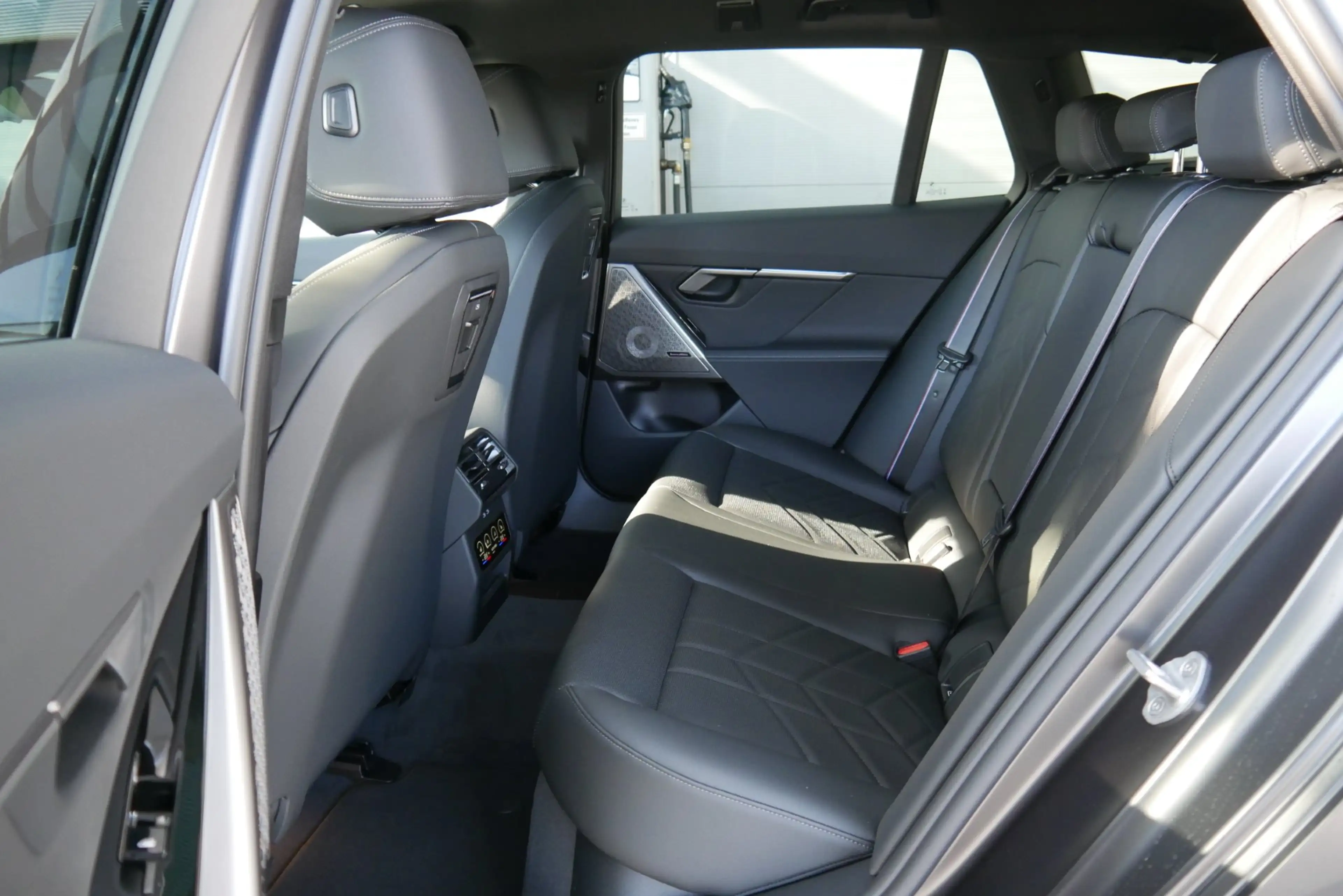 BMW i5 xDrive40 83,9kWh M-Paket Pro/AHK/Innovationspaket/Sitzlüftung/Bower&Wilkins/360°/Comfort Paket/Adapt — photo 6