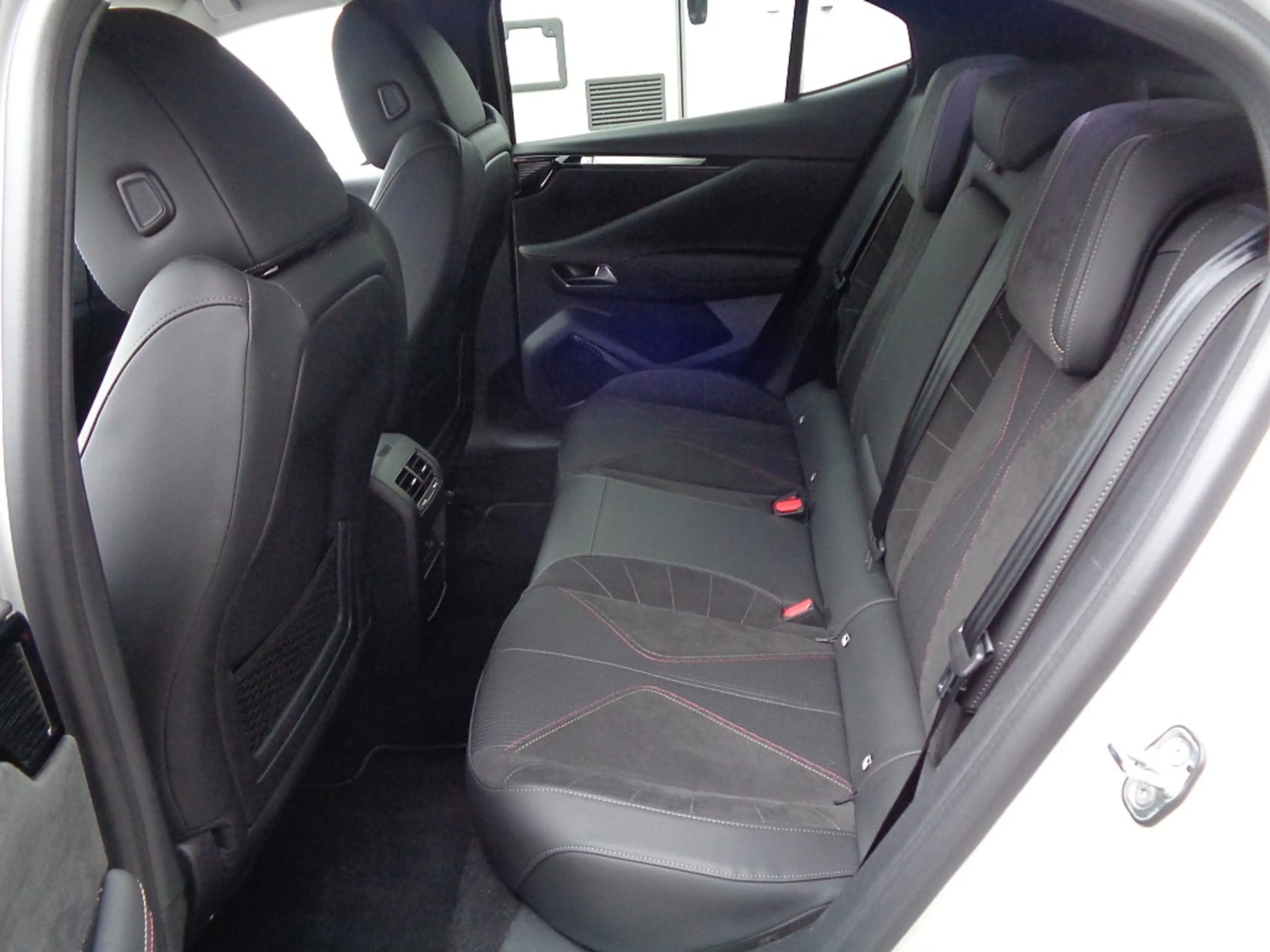 DS Automobiles DS 4 BlueHDi 130 Diesel S&S EAT8 Performance Line Sc... — photo 9