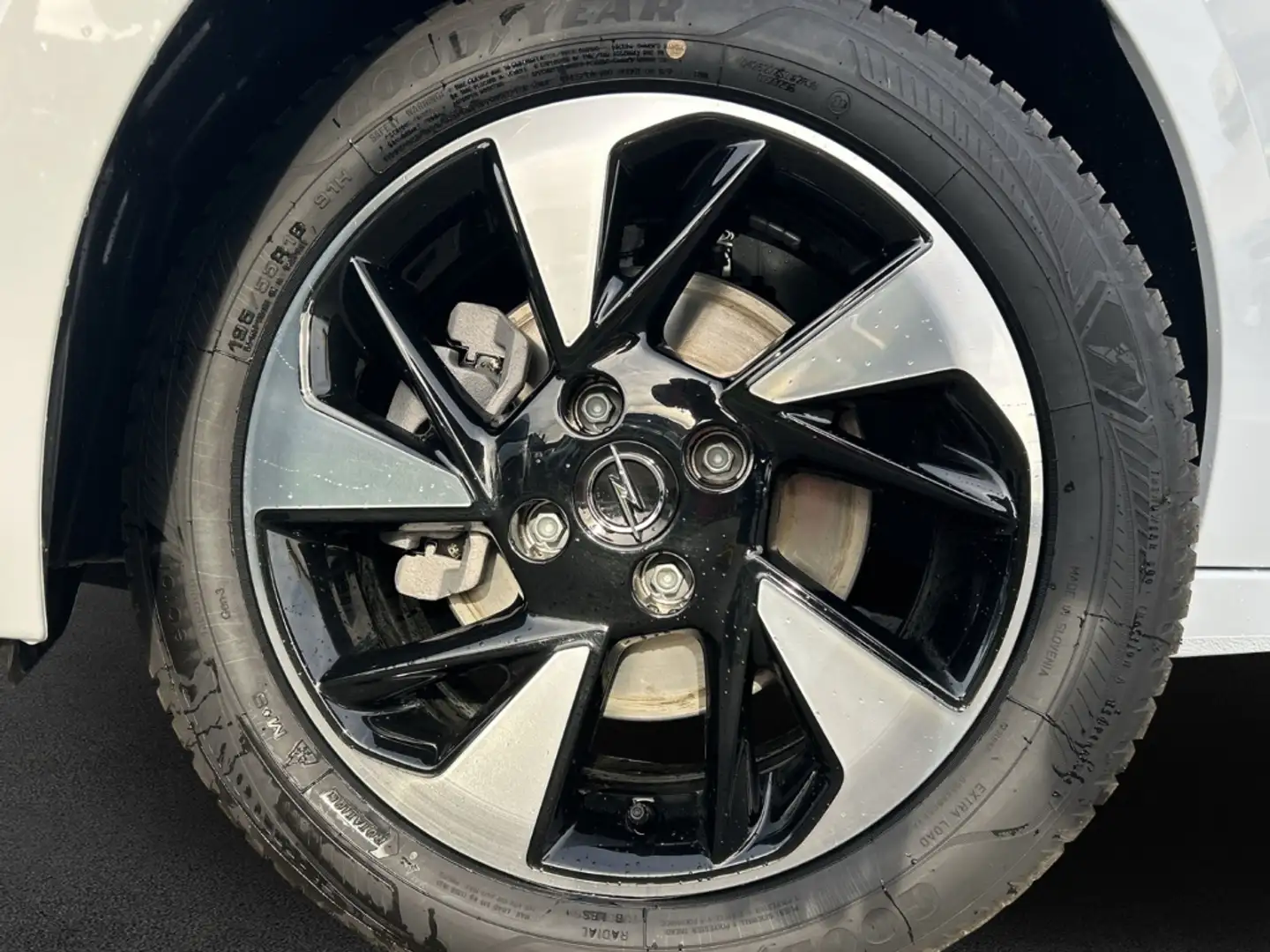 Opel Corsa-e F e GS Electric 115kW NAVI WÄRMEPUMPE Wit - 2