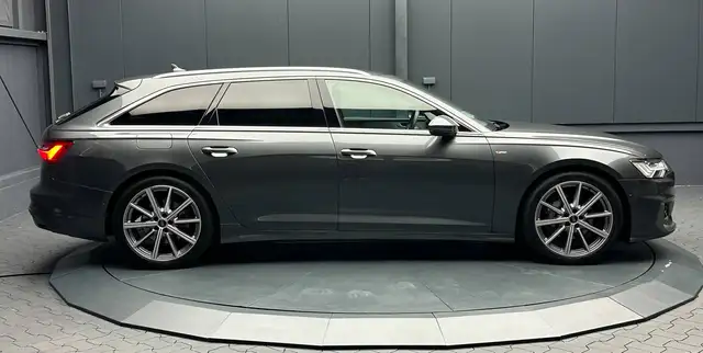 Audi A6 Avant view 6