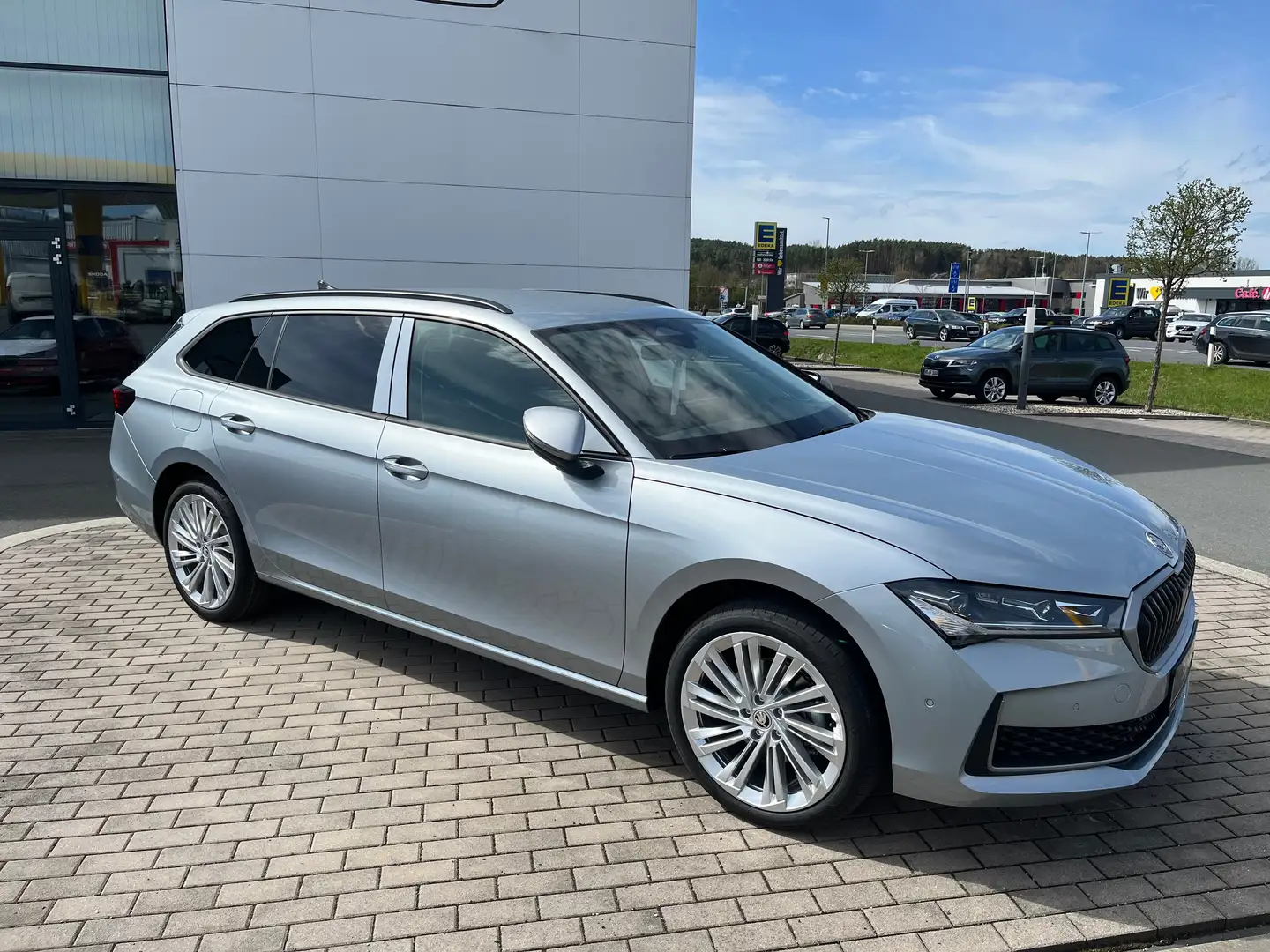 Skoda Superb 2.0 TDI 110kW Selection/NEUES MODELL/SOFORT Silver - 1