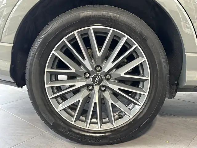 Audi Q3 view 3