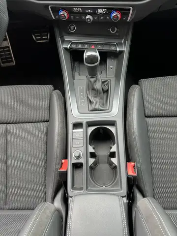 Audi Q3 view 13