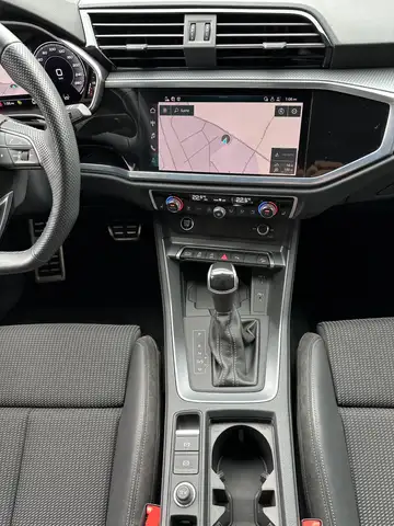 Audi Q3 view 12