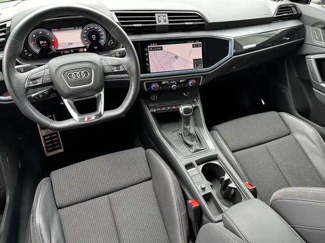 Audi Q3 view 11