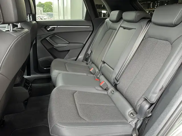 Audi Q3 view 10