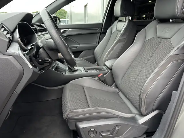 Audi Q3 view 9