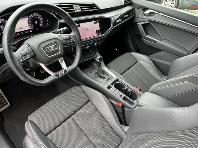 Audi Q3 view 8
