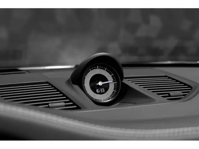 Porsche 992 view 14