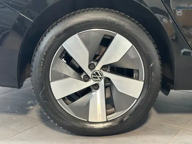 Volkswagen Passat view 3