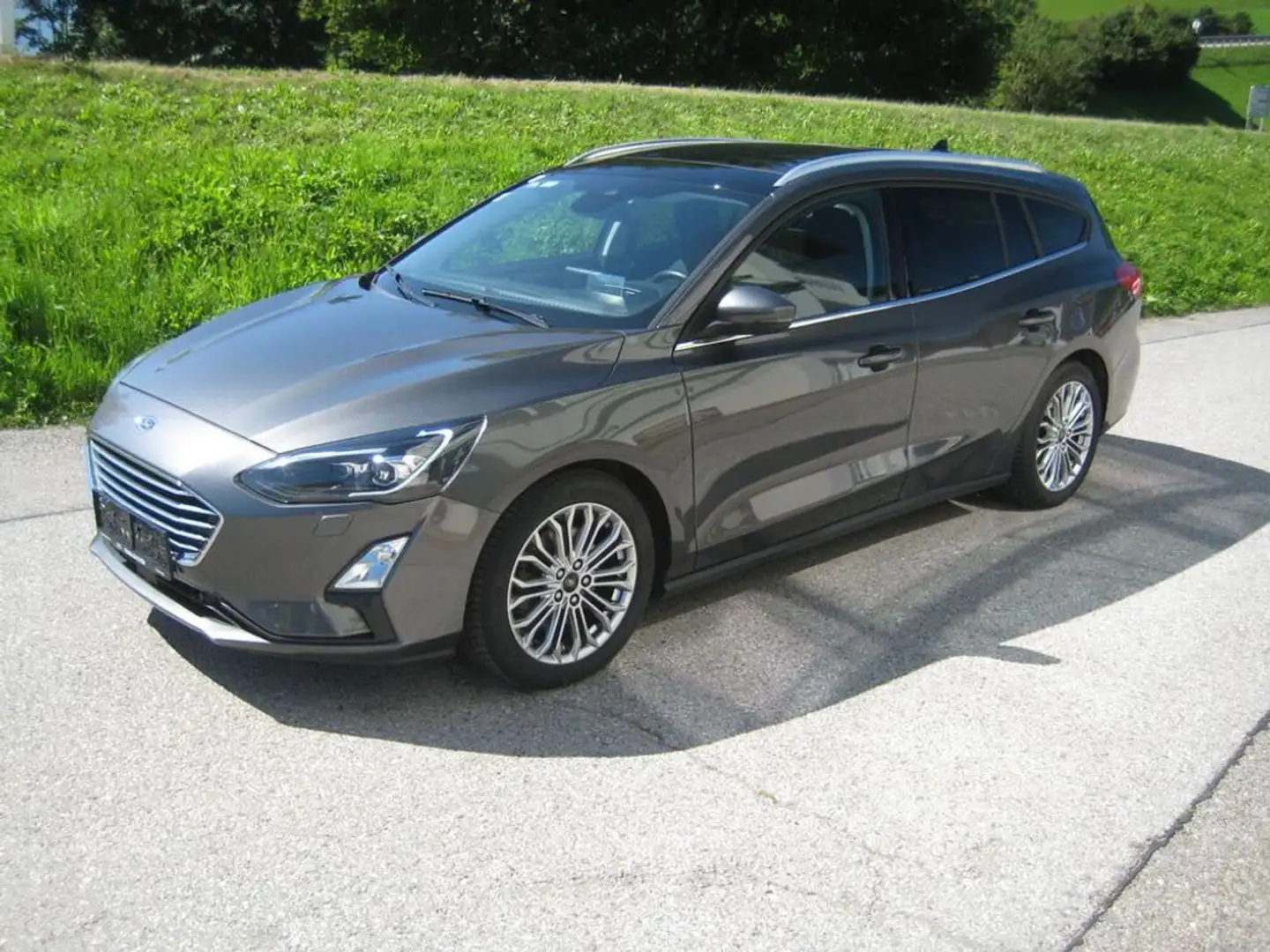 Ford Focus 1,5 EcoBlue Titanium, Panorama, LED, Navi Grau - 2