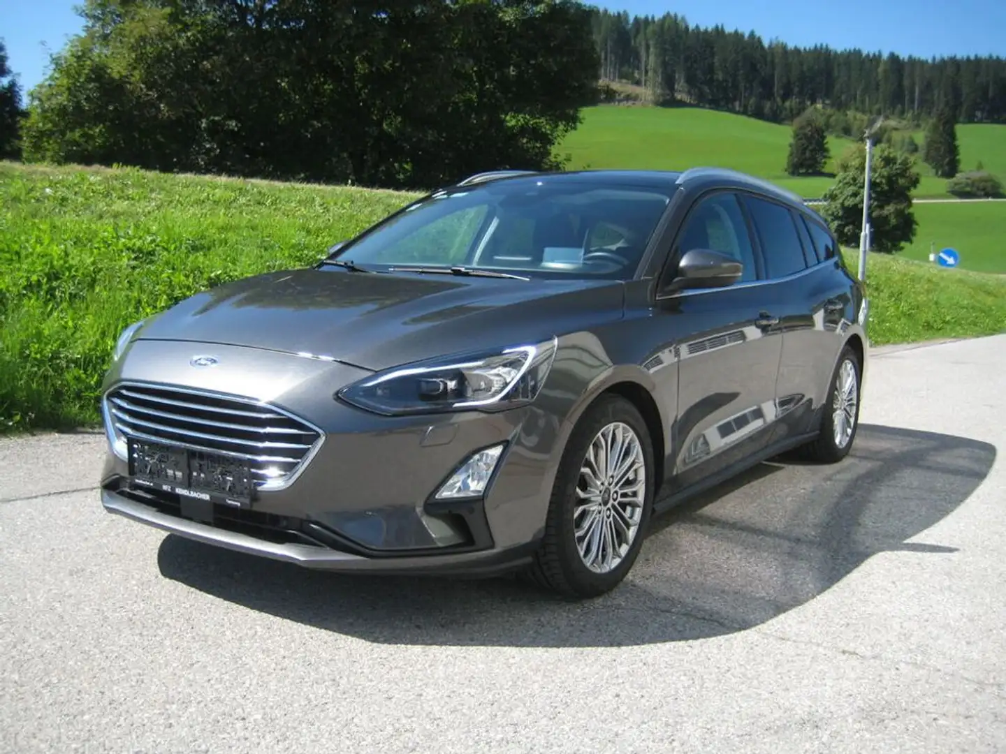 Ford Focus 1,5 EcoBlue Titanium, Panorama, LED, Navi Grau - 1