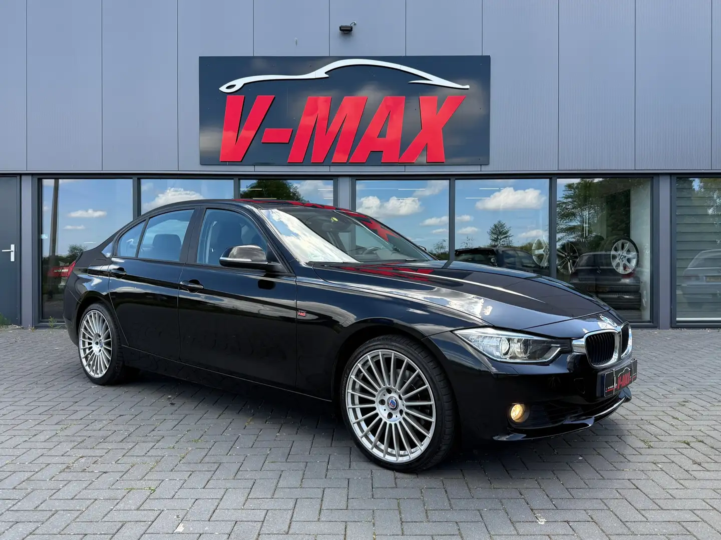 BMW 320 320i AUT High Exec Leder Navi Xenon Stoelverw Trek Zwart - 2
