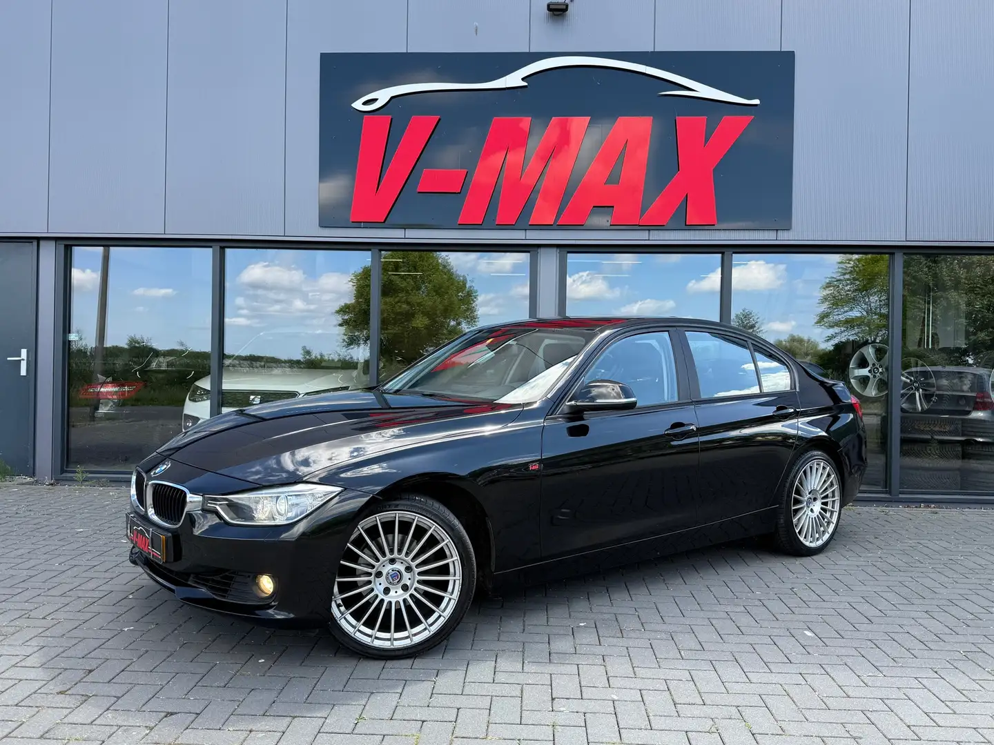 BMW 320 320i AUT High Exec Leder Navi Xenon Stoelverw Trek Zwart - 1