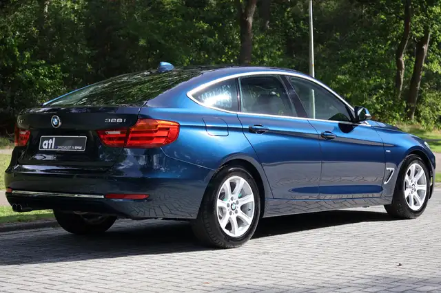 BMW 3 Series view 5