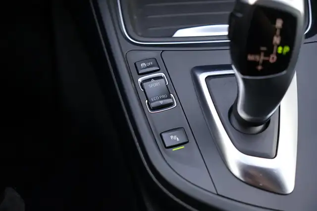 BMW 3 Series view 24