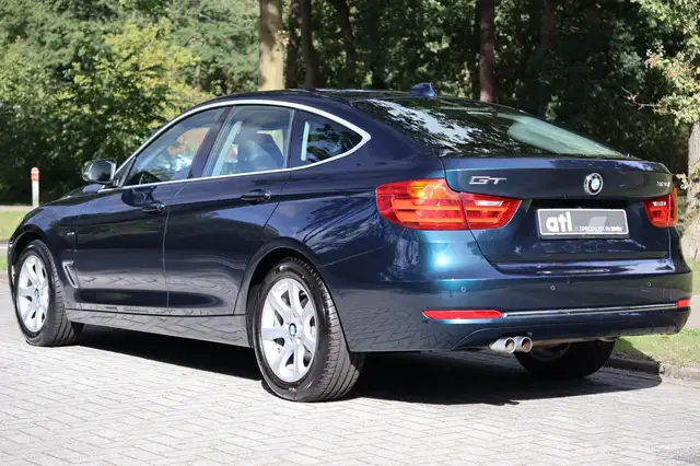 BMW 3 Series view 3