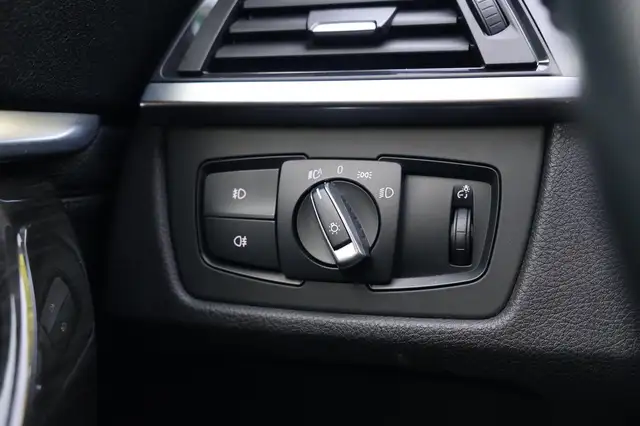 BMW 3 Series view 17