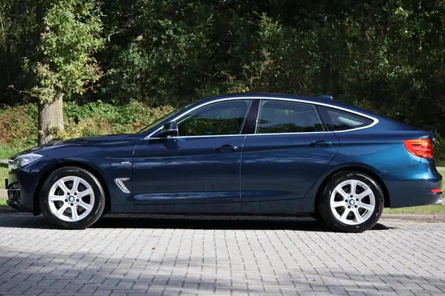BMW 3 Series view 2