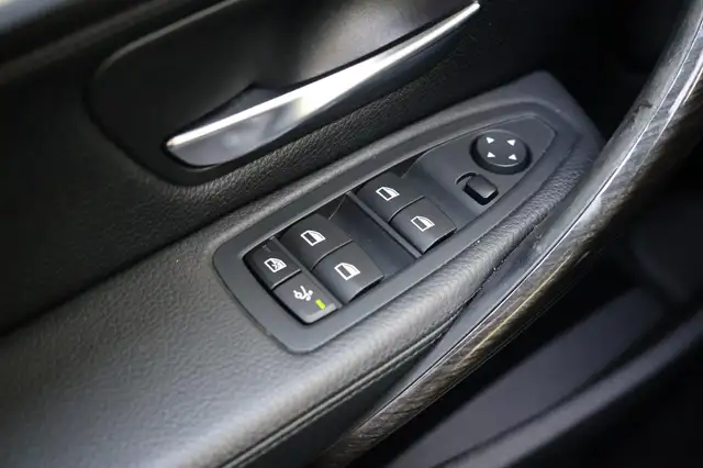 BMW 3 Series view 18