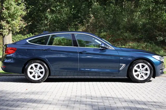 BMW 3 Series view 6