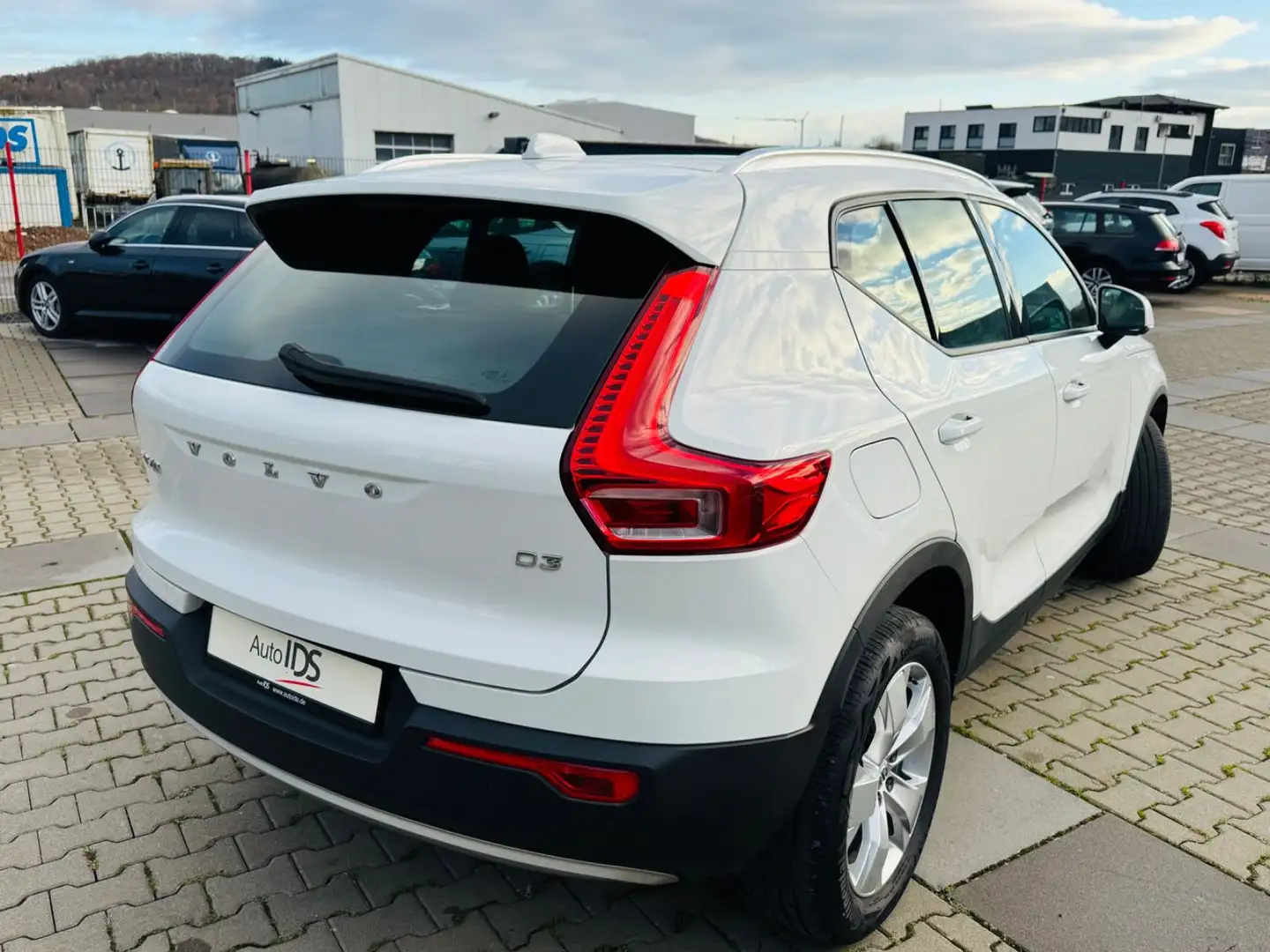 Volvo XC40 Momentum Pro 2WD  Ink.12 Mon.Garantie Weiß - 2
