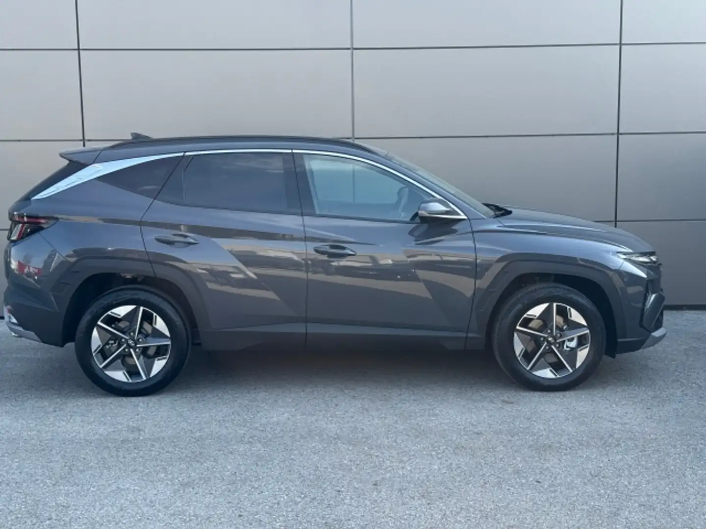 Hyundai TUCSON NX4 GO Plus 1,6 T-GDi HEV 2WD AT Grau - 2
