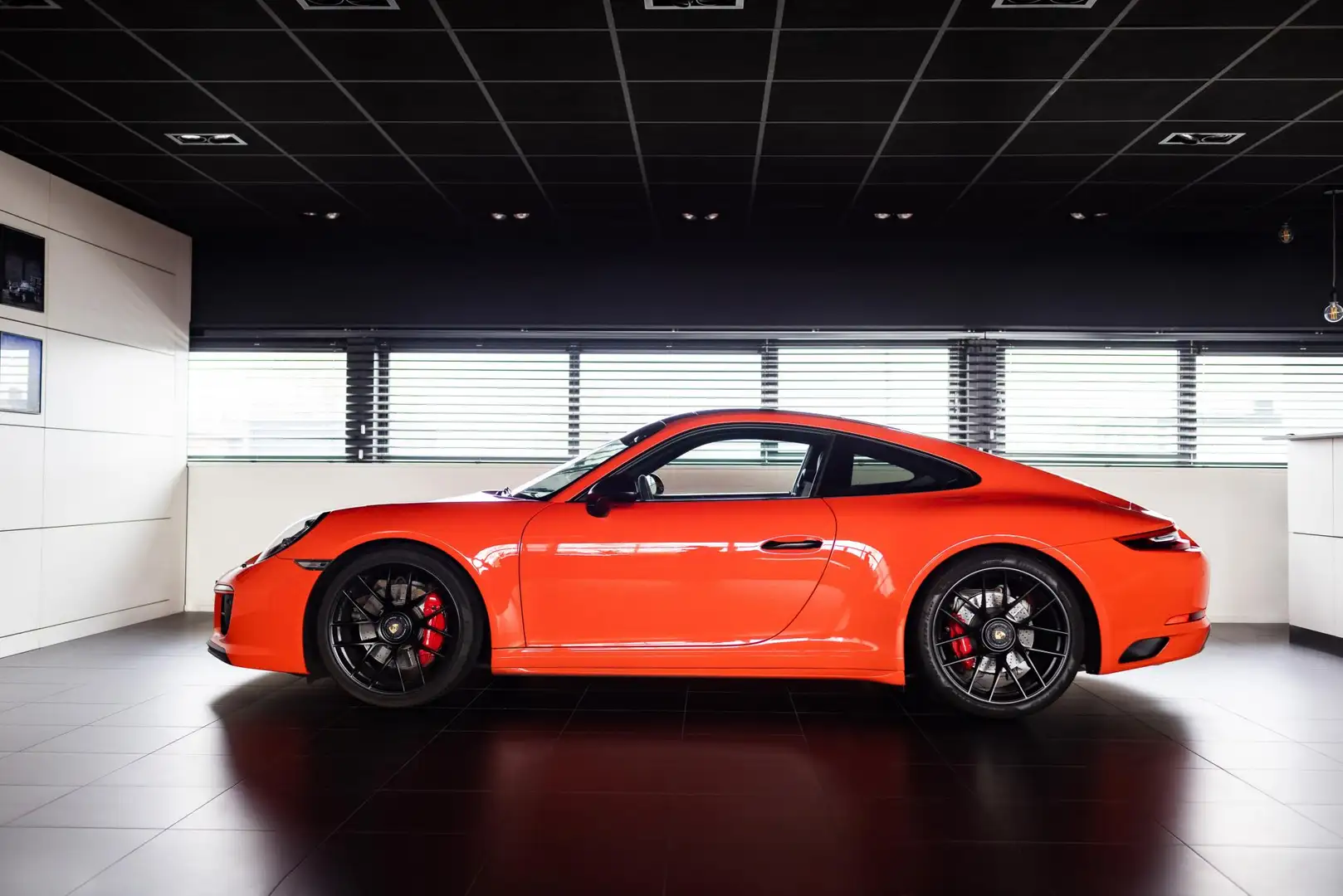 Porsche 991 3.0 Carrera 4 GTS Oranje - 1