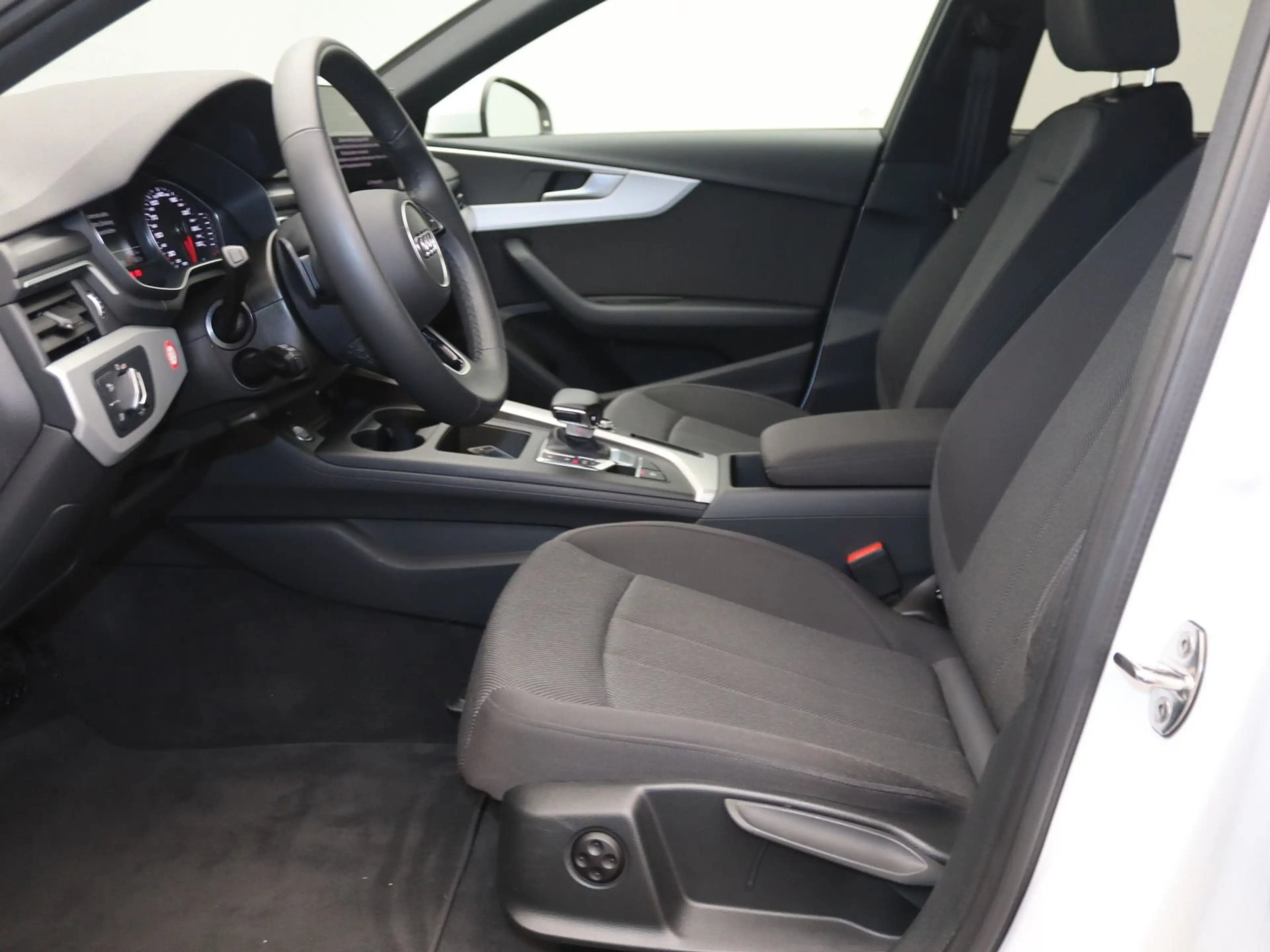 Audi A4 35 TFSI S-tronic / MMI-Navi, Matrix — photo 15