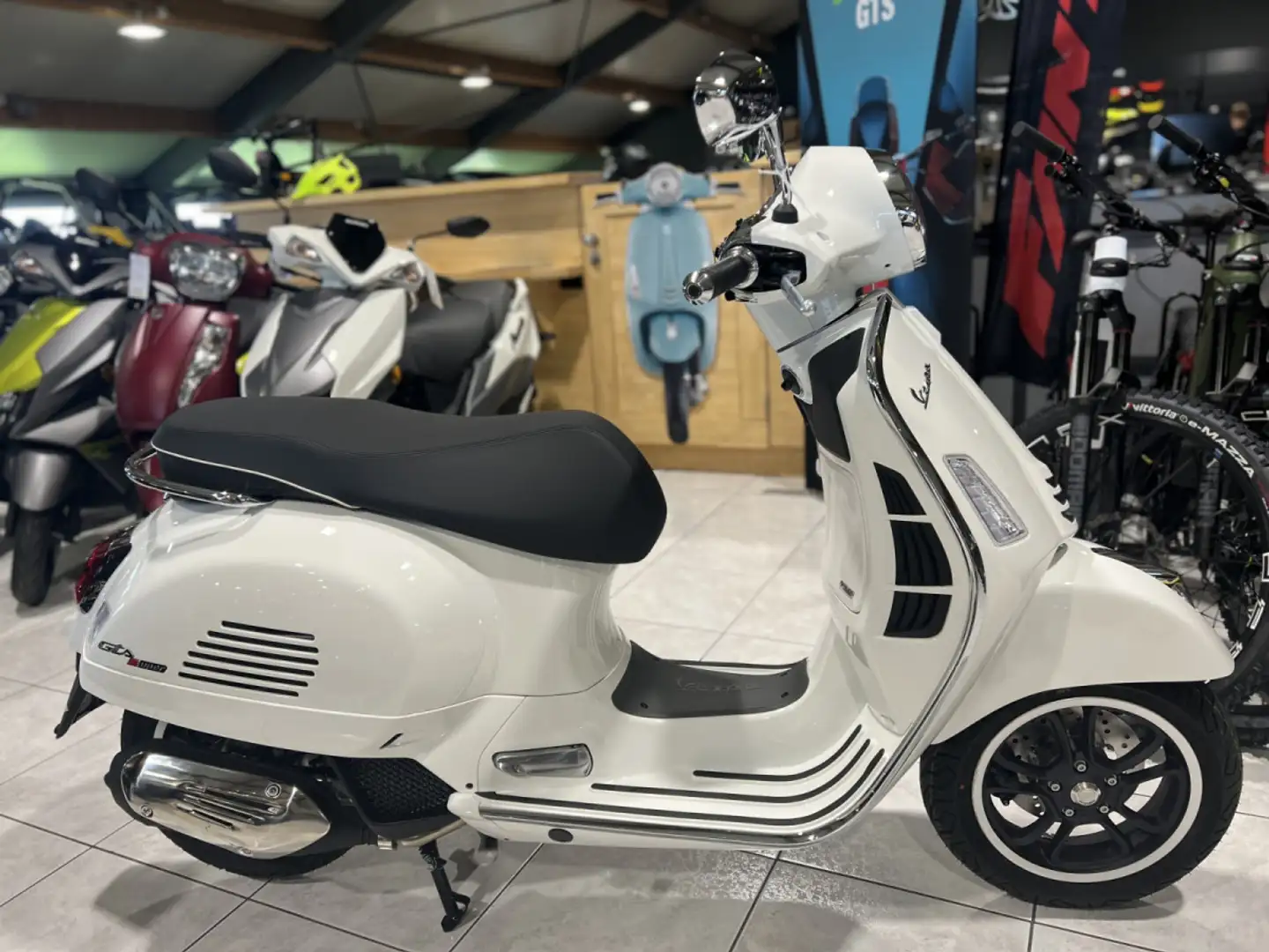 Vespa GTS Super 125 Wit - 1