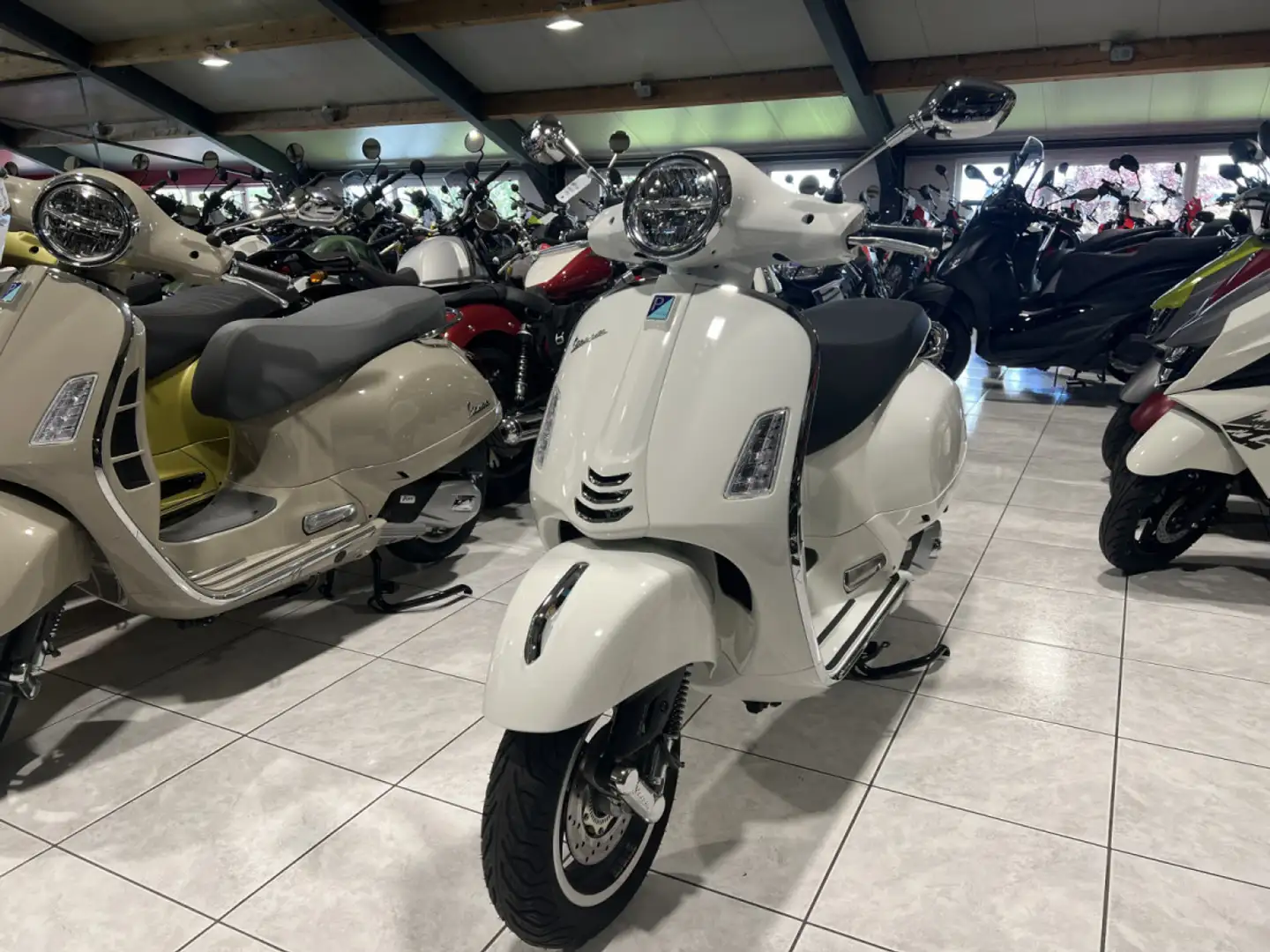Vespa GTS Super 125 Wit - 2